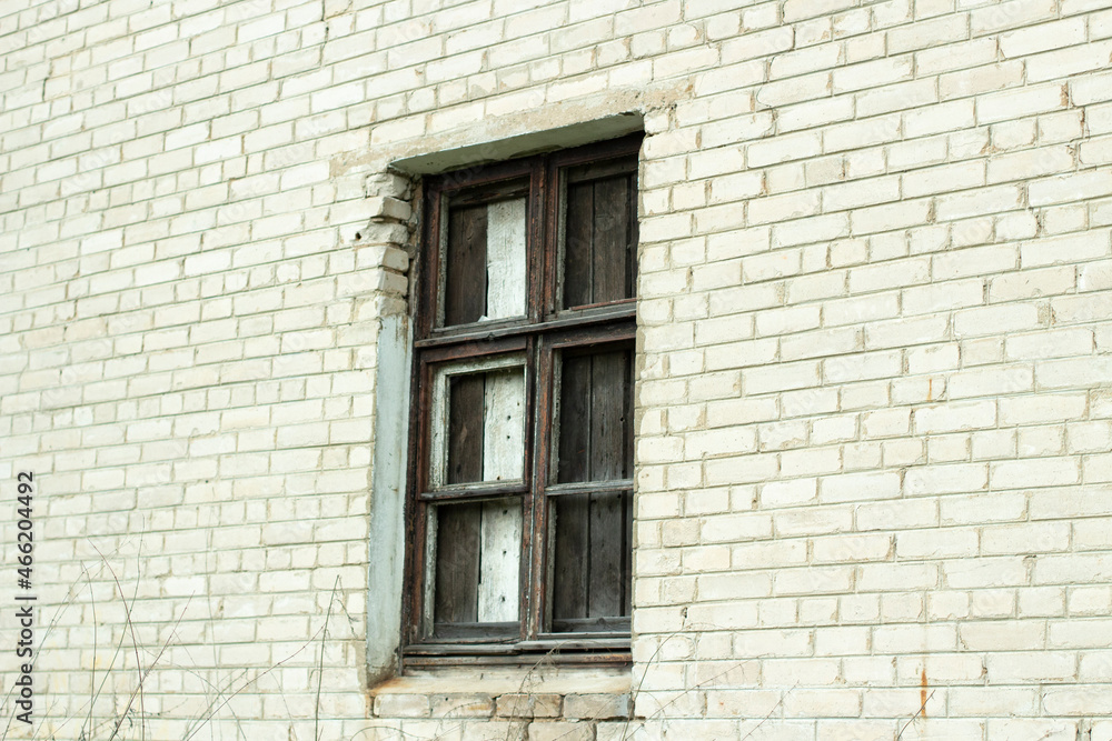 An abandoned house with broken windows. Old building in the city. An abandoned house with broken windows. Old building in the city.
