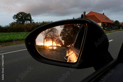 Sonnenuntergang im Rückspiegel eines Autos © etfoto