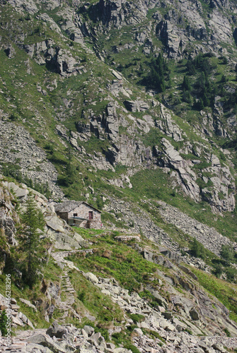 Baita in pietra mimetizzata nella pietraia per andare al Lago della Vecchia