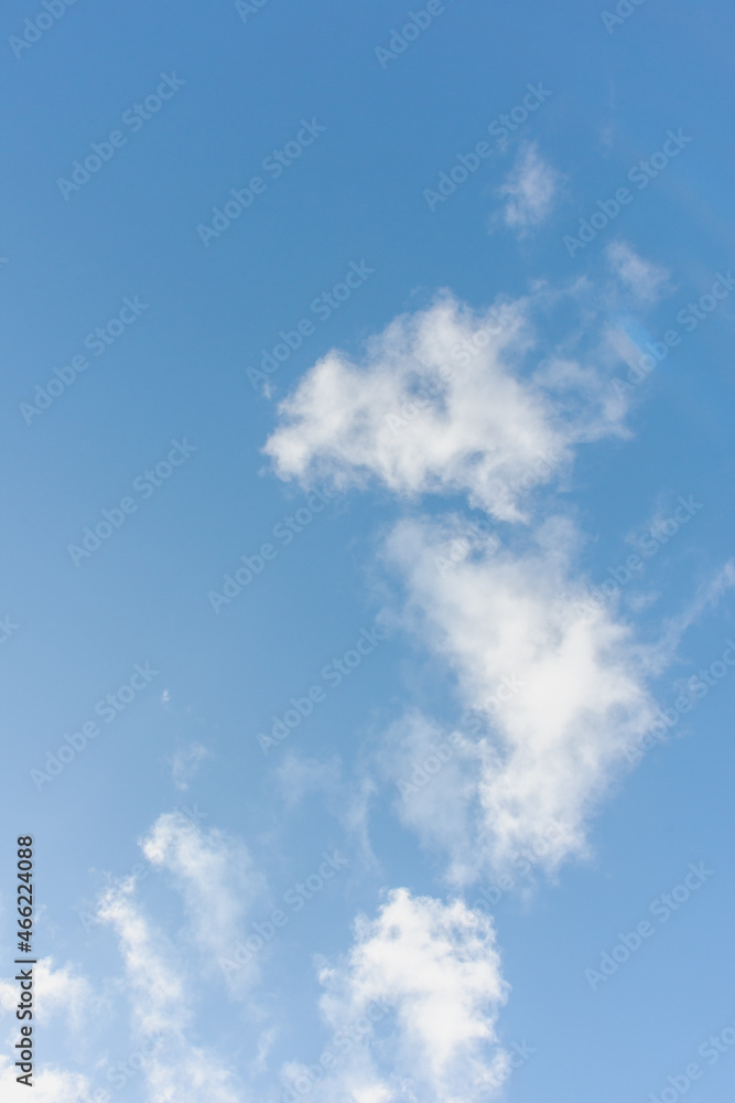 Ceu azul com nuvens esparsas. Ceu azul com nuvens esparsas.