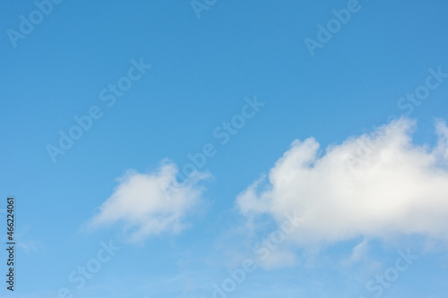 Ceu azul com nuvens esparsas. 