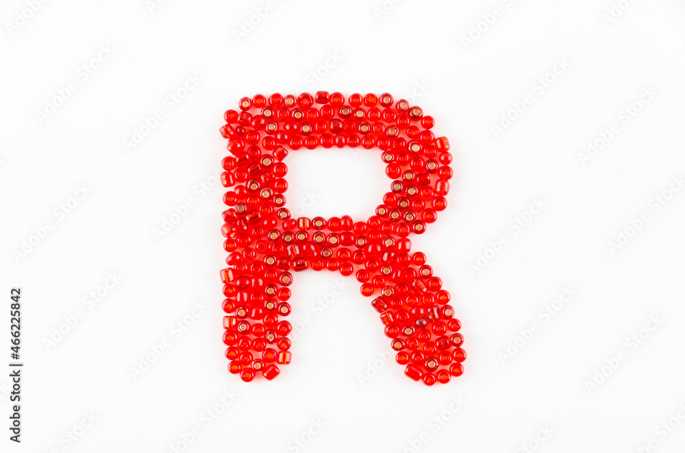 赤いビーズのアルファベット R