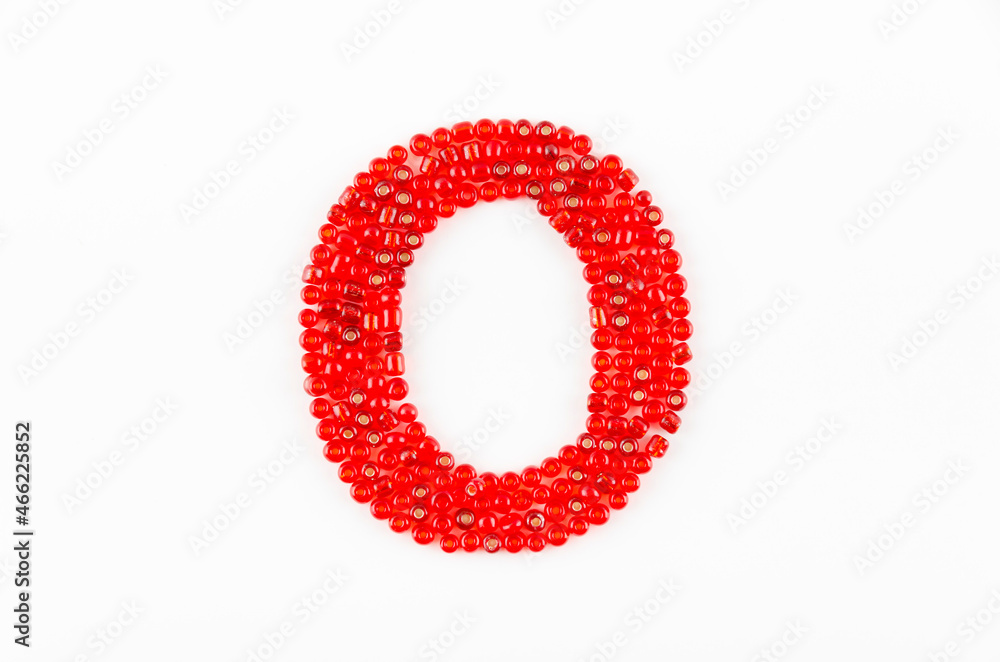 赤いビーズのアルファベット O