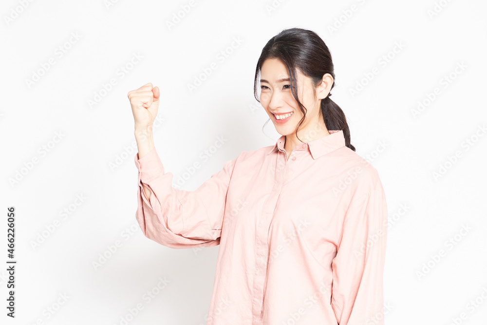 ガッツポーズをする女性 ガッツポーズをする女性