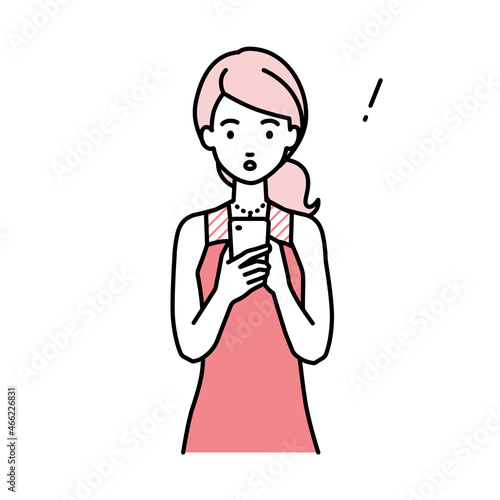 Wallpaper Mural 立ってスマートフォンを操作して何かに気づいて驚いたドレスの女性 Torontodigital.ca