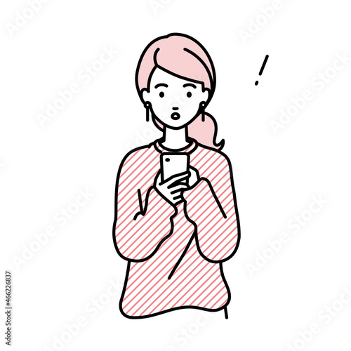 立ってスマートフォンを操作して何かに気づいて驚いたリモートワークの女性