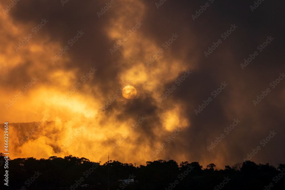 水煙の上がるビクトリアフォールズの朝、雲あり