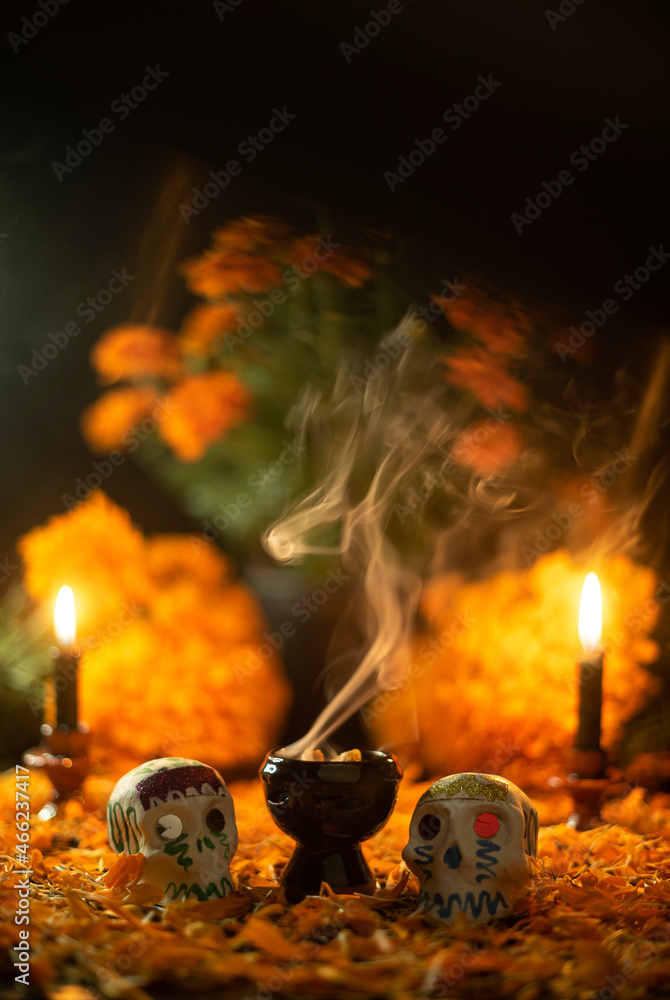 Altar de día de noviembre méxico incienso copal flor de cempasúchil calaveras de azúcar tradiciones otoño foto de Stock | Adobe Stock