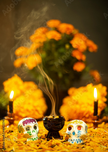 Altar de día de muertos noviembre méxico incienso copal flor de cempasúchil velas calaveras de azúcar tradiciones otoño