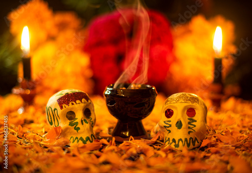 Ofrenda día de muertos noviembre méxico incienso copal flor de cempasúchil calaveras de azúcar tradiciones otoño photo