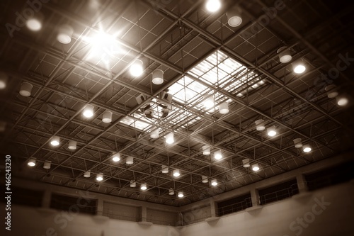 室内スポーツ競技場の天井の照明