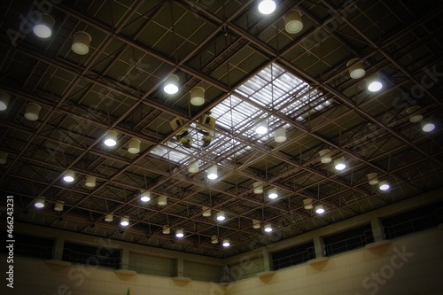 室内スポーツ競技場の天井の照明