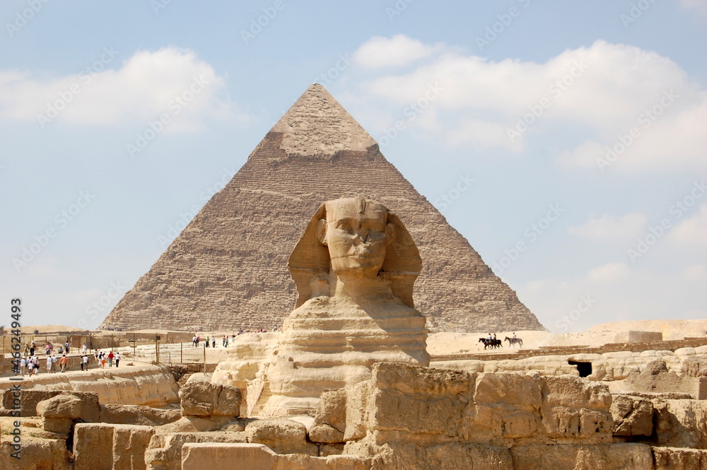Egypte, Le Caire, plateau de Gizeh, la pyramide de Khephren haute de 143 mètres et le Sphinx, statue monumentale. Egypte, Le Caire, plateau de Gizeh, la pyramide de Khephren haute de 143 mètres et le Sphinx, statue monumentale.