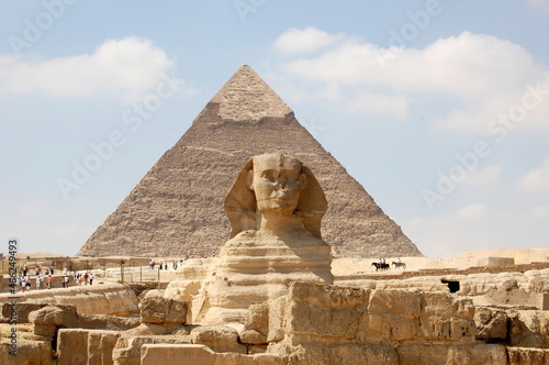 Egypte, Le Caire, plateau de Gizeh, la pyramide de Khephren haute de 143 mètres et le Sphinx, statue monumentale.