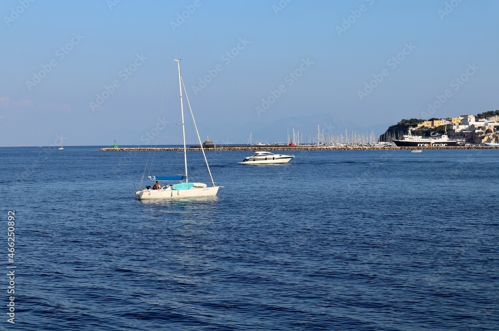 Procida – Barche nella Baia di Sirulenza da Punta del Pioppeto Procida – Barche nella Baia di Sirulenza da Punta del Pioppeto