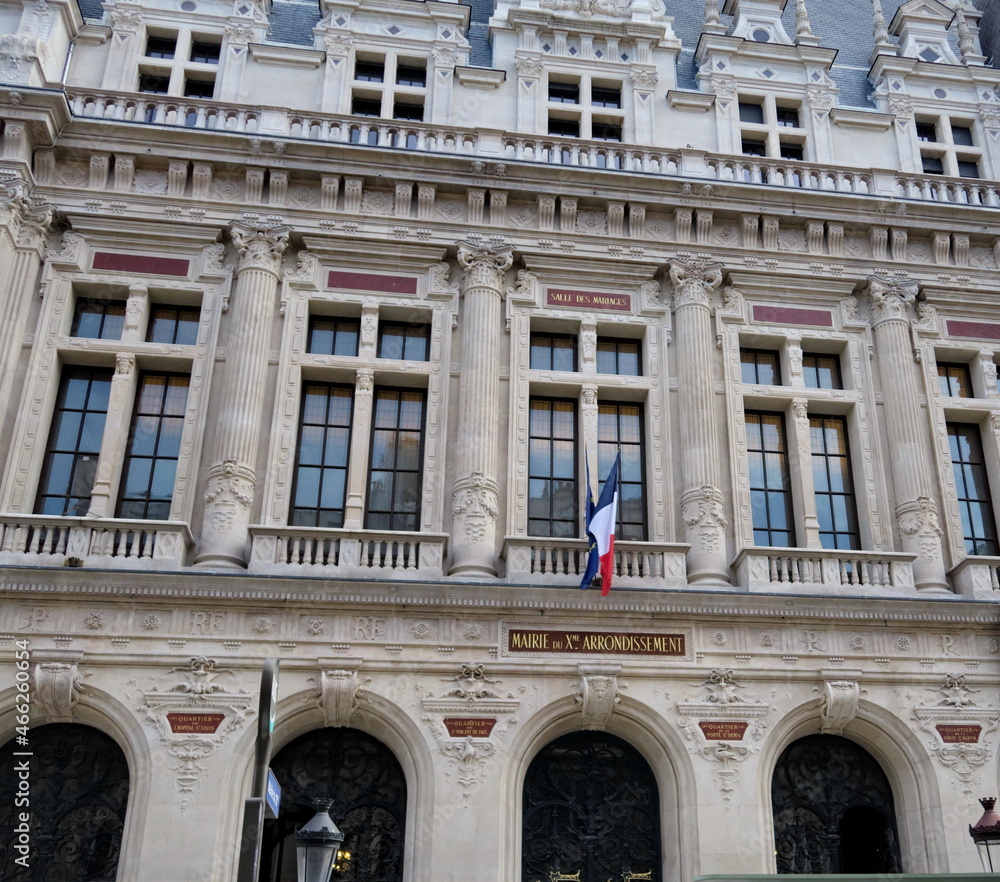 Façade en pierre de la mairie du dixième arrondissement. Avec drapeaux français et européen. Paris Façade en pierre de la mairie du dixième arrondissement. Avec drapeaux français et européen. Paris
