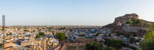 インド　ジョードプルのメヘラーンガル砦と丘から望む街並み © pespiero