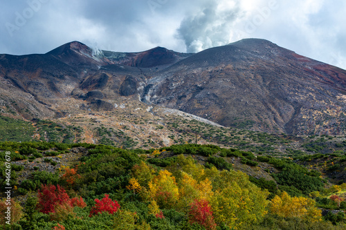 北海道秋の風景　十勝岳連峰の紅葉