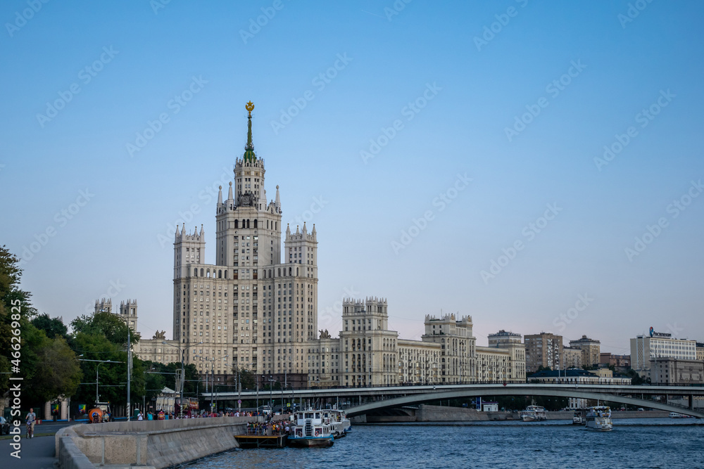 モスクワ川とスターリングゴシック建築物
