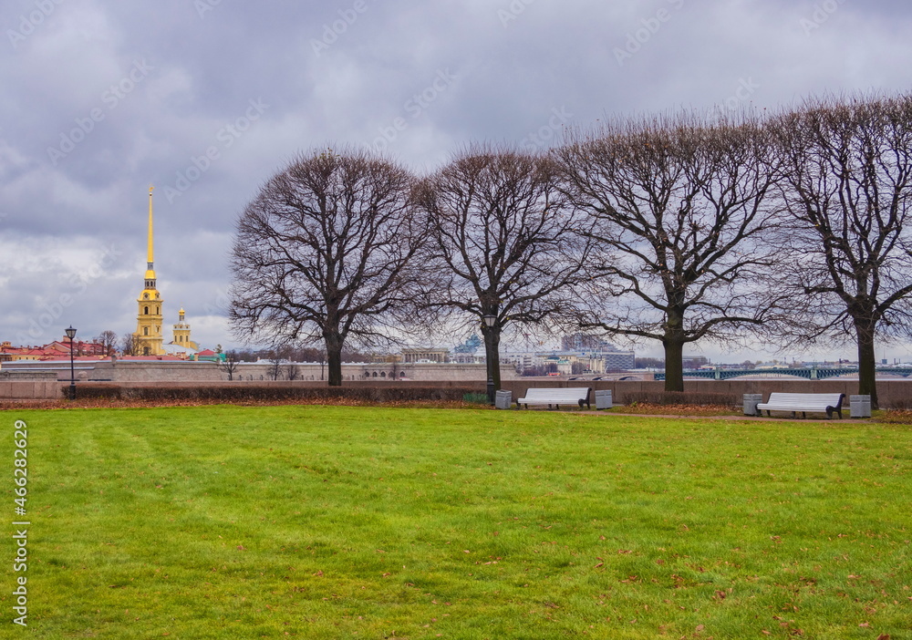 Fototapeta premium Parks of St. Petersburg. Golden autumn. Russia.