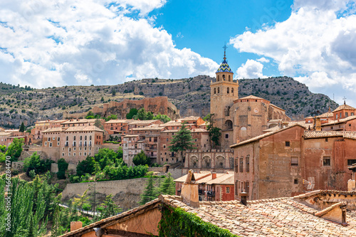 Φωτογραφία Cathedral and ancient castle in the medieval town of Albarracin in the province of Teruel in Aragon, Spain
