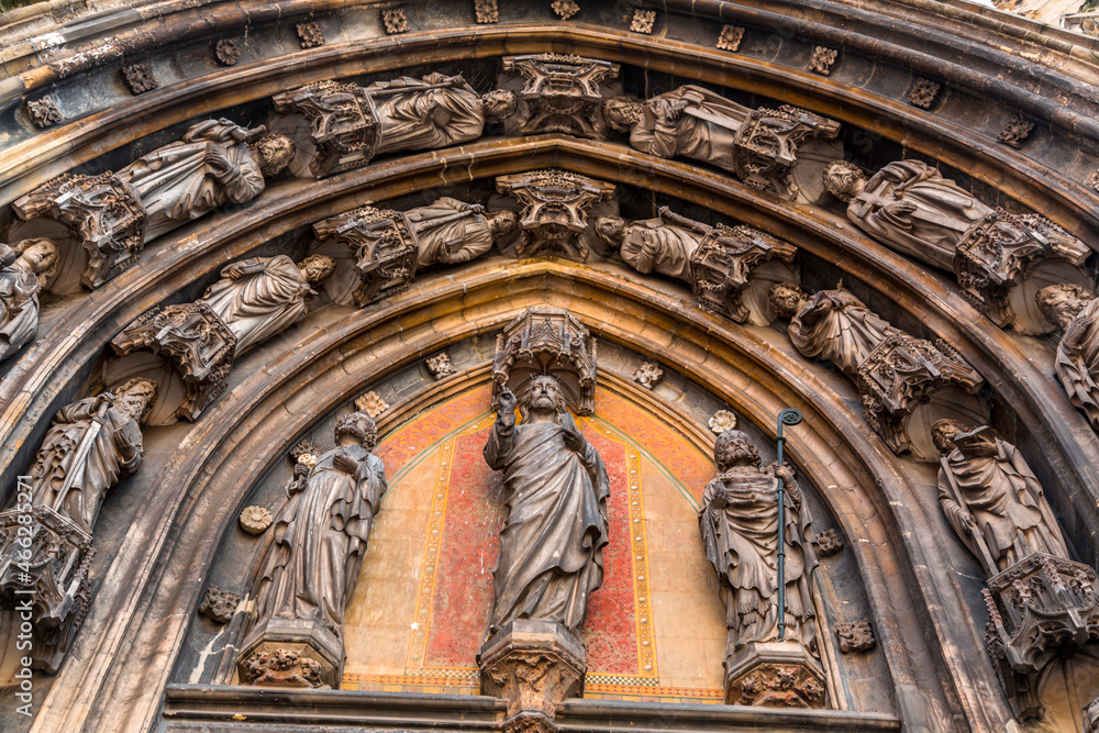 Obraz premium Carvings on the gate of Saint Servatius Basilica in Maastricht, Netherlands