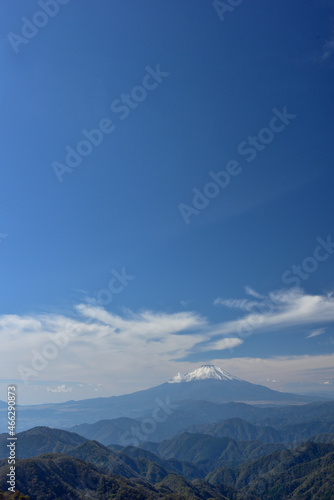 富士山と紅葉（日本の秋 丹沢・塔ノ岳／鍋割山の道）