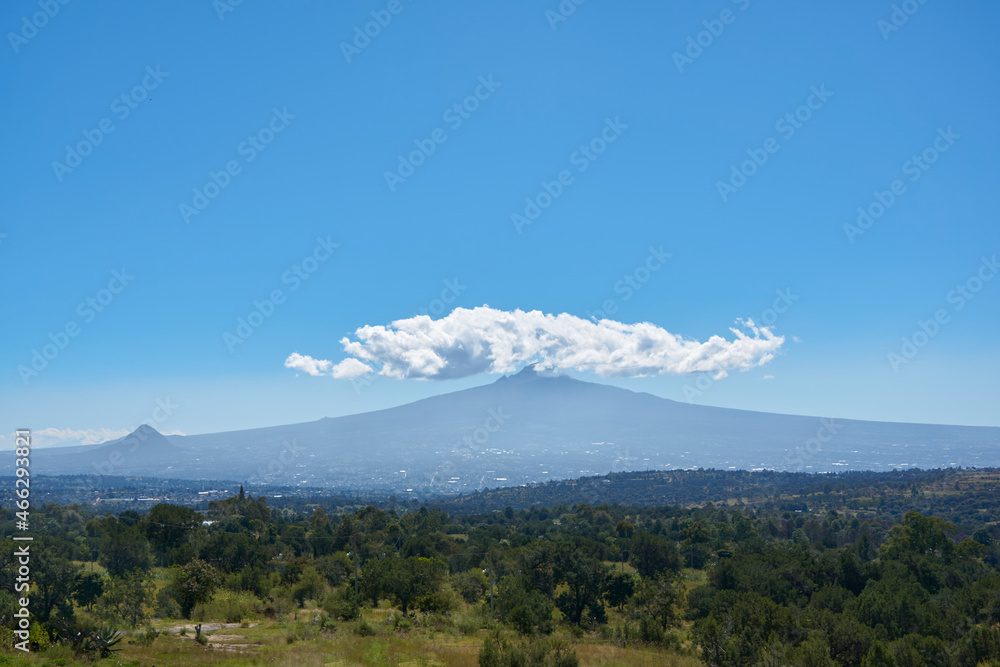 Fototapeta premium La malinche, mexican volcano in the state of tlaxcala