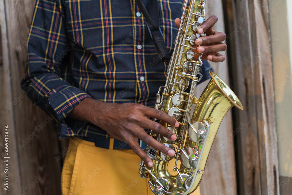 Obraz premium man playing a saxaphone 