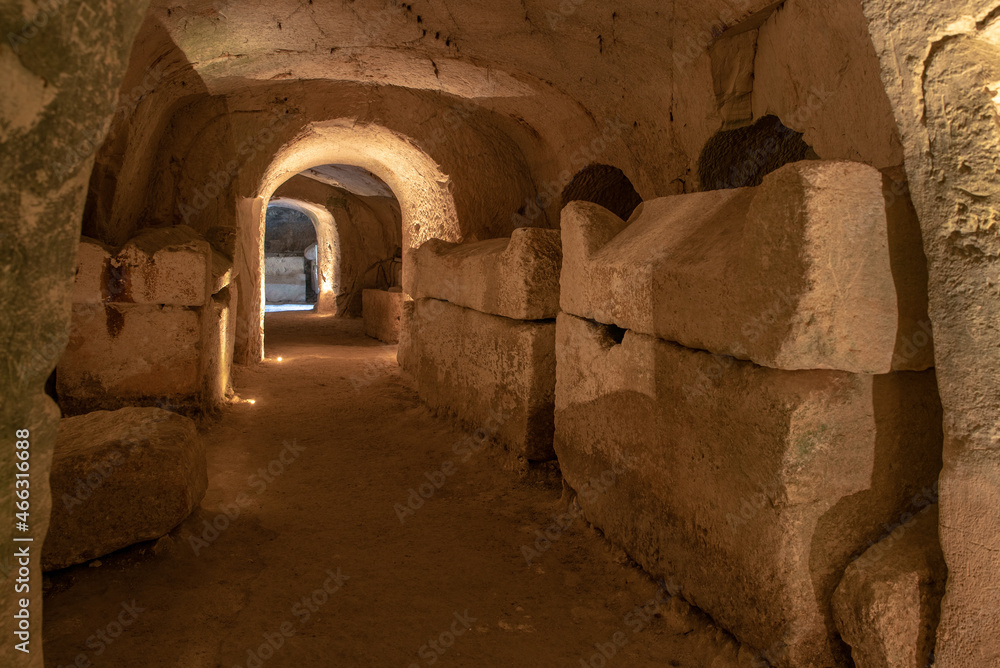 Φωτογραφία Cave of the coffins at Bet She'arim in Kiryat Tivon, Israel catacombs with sarco