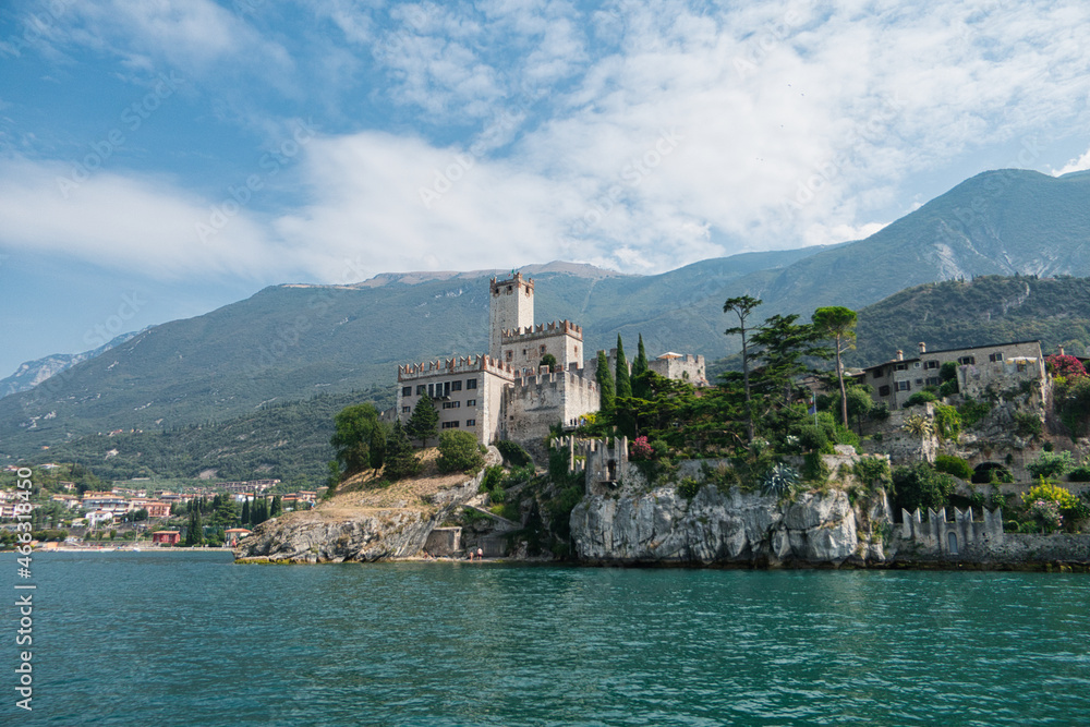 Naklejka premium Malcesine am Gardasee vom Wasser aus mit Blick auf Castello Scaligero