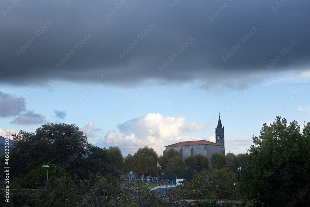 Fototapeta premium Walk through Mundaka. The coastal town of Mundaka in the Urdaibai biosphere reserve.