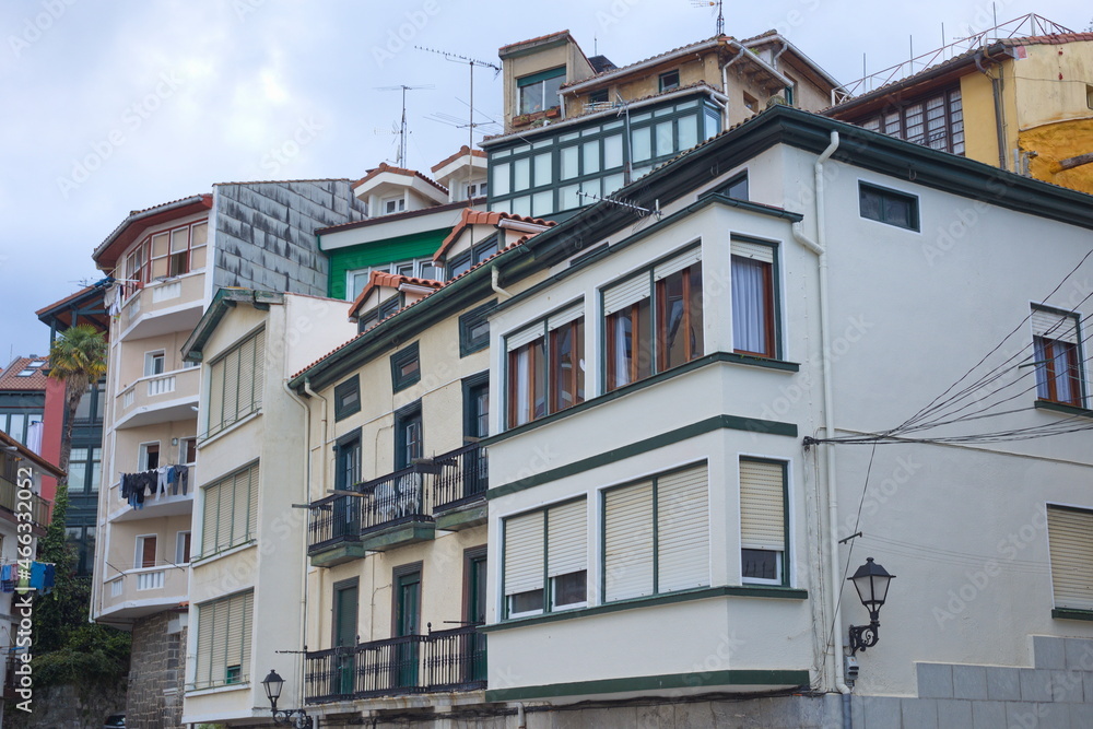 Obraz premium Walk through Mundaka. The coastal town of Mundaka in the Urdaibai biosphere reserve.