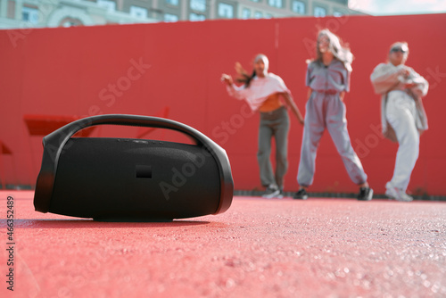 Quadro em tela Wireless outdoor portable speaker product presentation