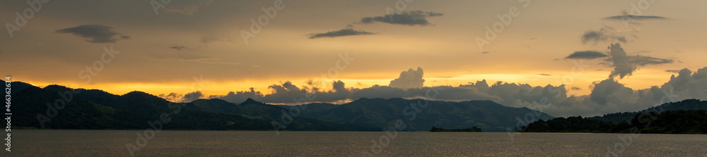 Obraz premium Lake Arenal arenal at sunset