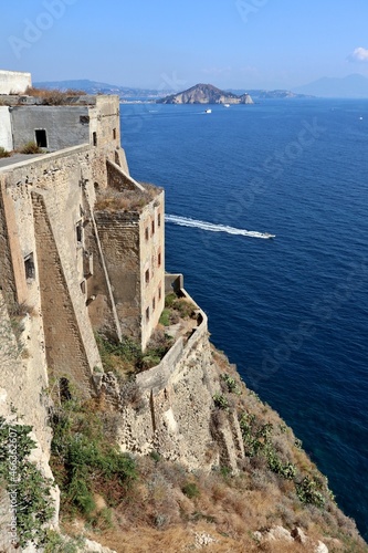 Procida - Scorcio del carcere borbonico dalla terrazza panoramica di Via Borgo