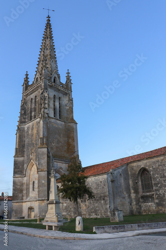Nouvelle Aquitaine - Charente-Maritime - Moëze - Eglise Saint-Pierre et monument aux morts