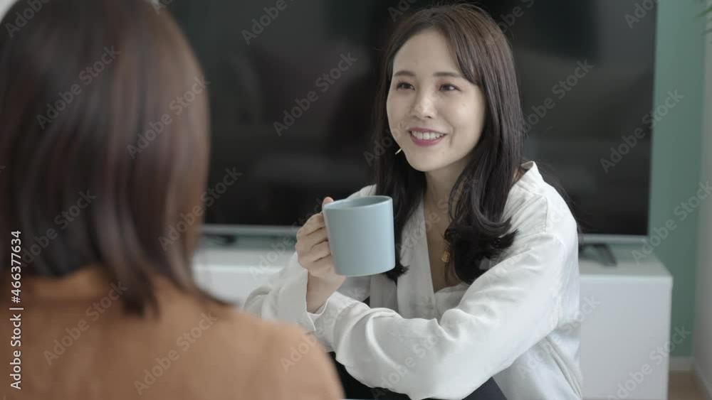 リビングで雑談をする女性