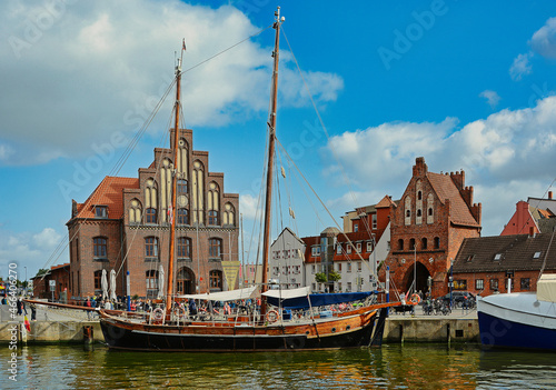 Segelschiff und historische Häuser in Wismar