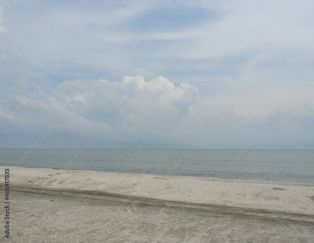 Obraz premium Beach with sea smooth and Cumulus cloud on beautiful blue sky , Holiday activities on the sand beach at Khao Sam Roi Yot national park, Thailand