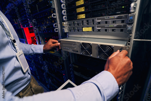 Plakat Experienced data center engineer doing hardware refresh