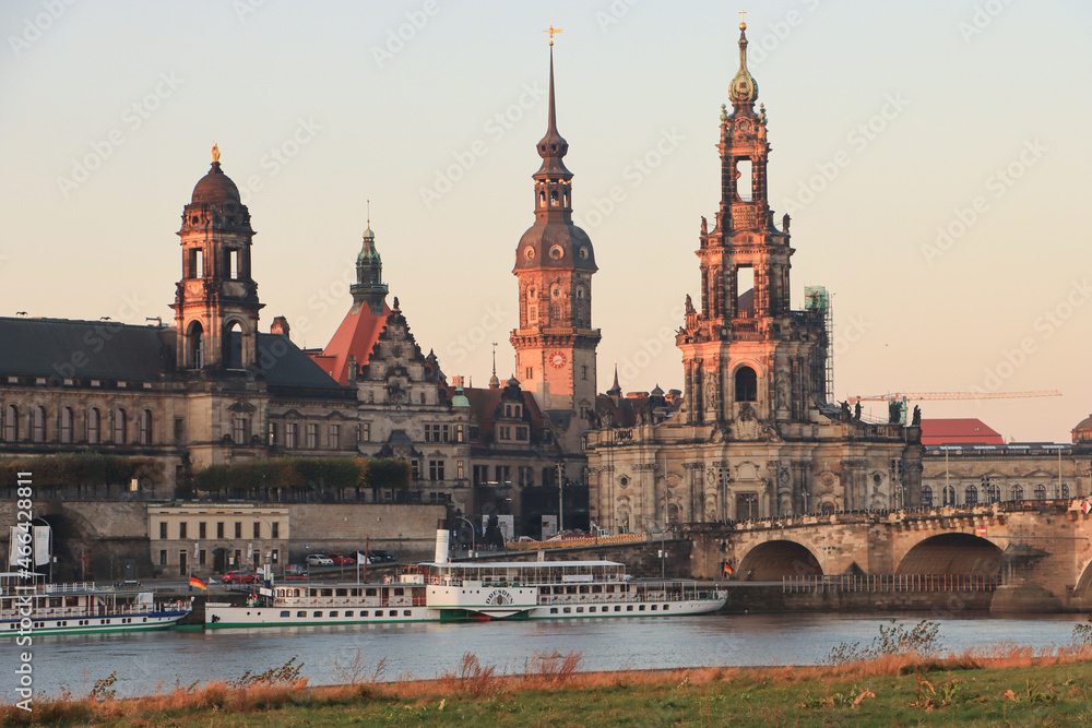 Oktobermorgen am Dresdner Elbufer; Blick auf Ständehaus, Residenzschloss, Hofkirche und Albertbrücke