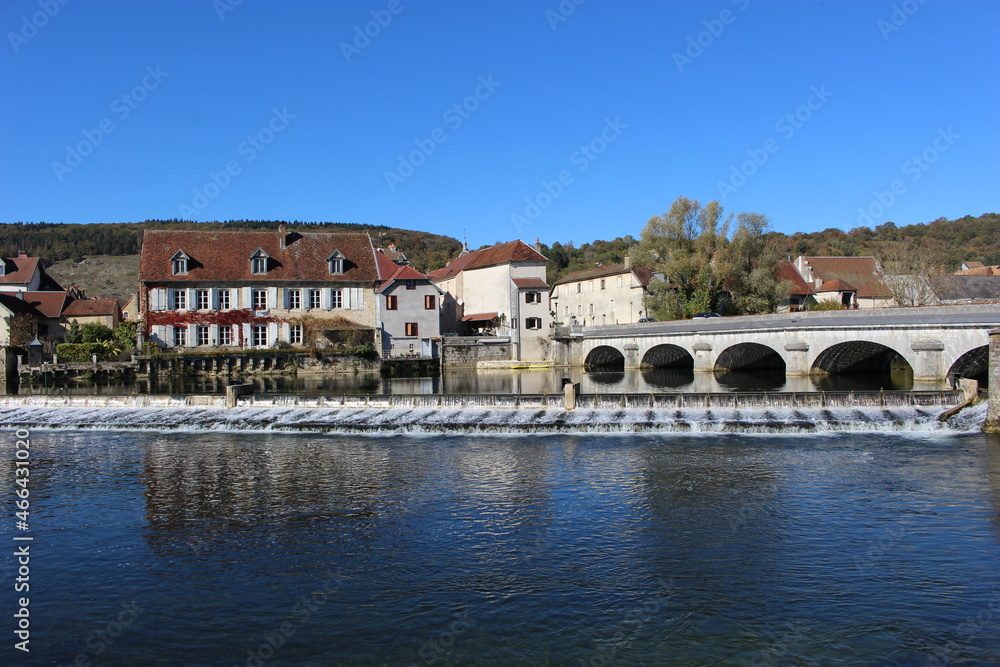 Fototapeta premium La Loue à Quingey sous le ciel bleu