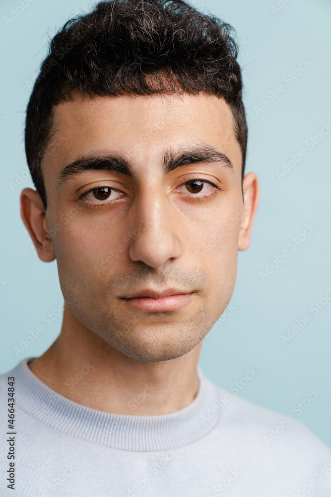 Obraz premium Young middle eastern man posing and looking at camera