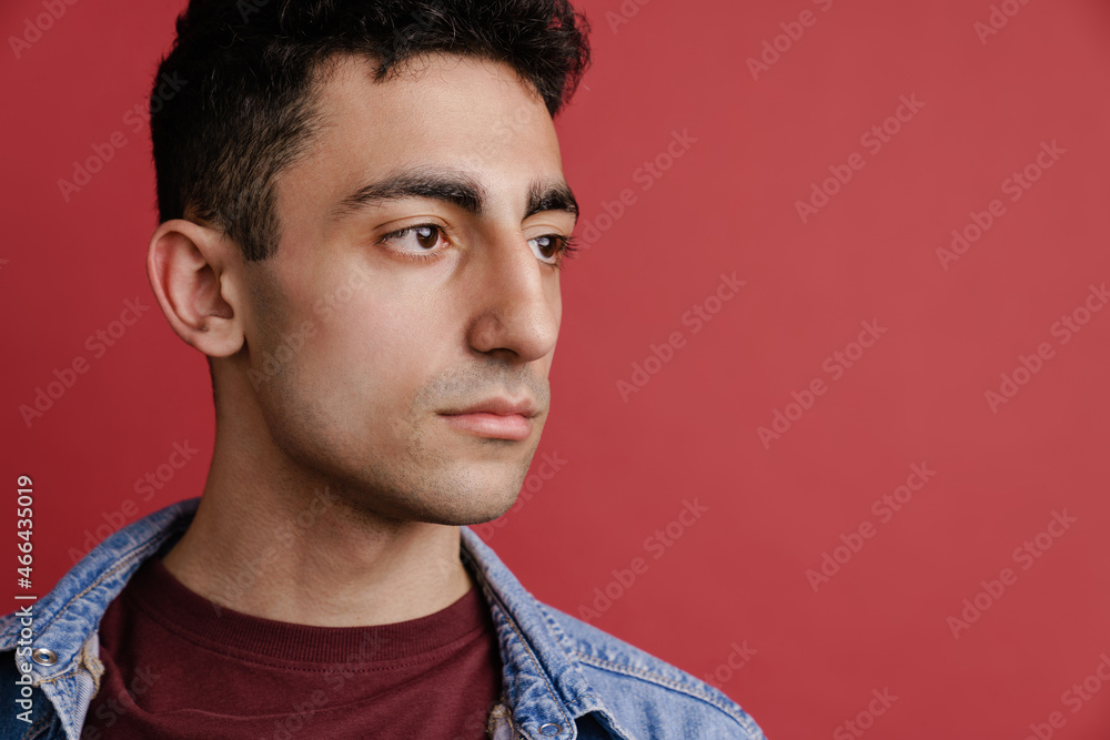Obraz premium Young middle eastern man posing and looking aside
