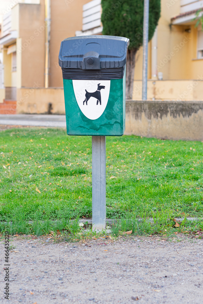 vista frontal de una papelera de color verde para depositar el excremento de perro vista frontal de una papelera de color verde para depositar el excremento de perro