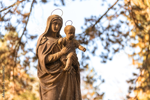 statue of wholy mary with little jesus