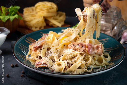 Foto Fork with tagliatelle in carbonara sauce close-up.