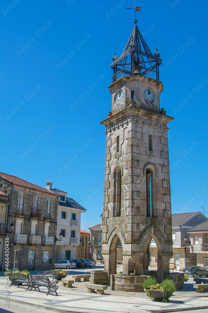 Obraz premium Torre del reloj en San Cristóbal de Cea, provincia de Orense, Galicia.
