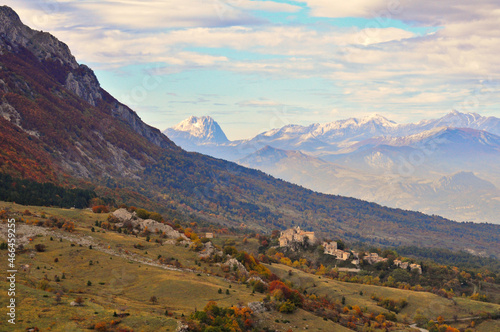 Roccacaramanico è un piccolo borgo sottostante la vallata di montagna. foto scattata in  autunno con montagne innevate e corno grande sullo sfondo. tramonto fiabesco di montagna photo